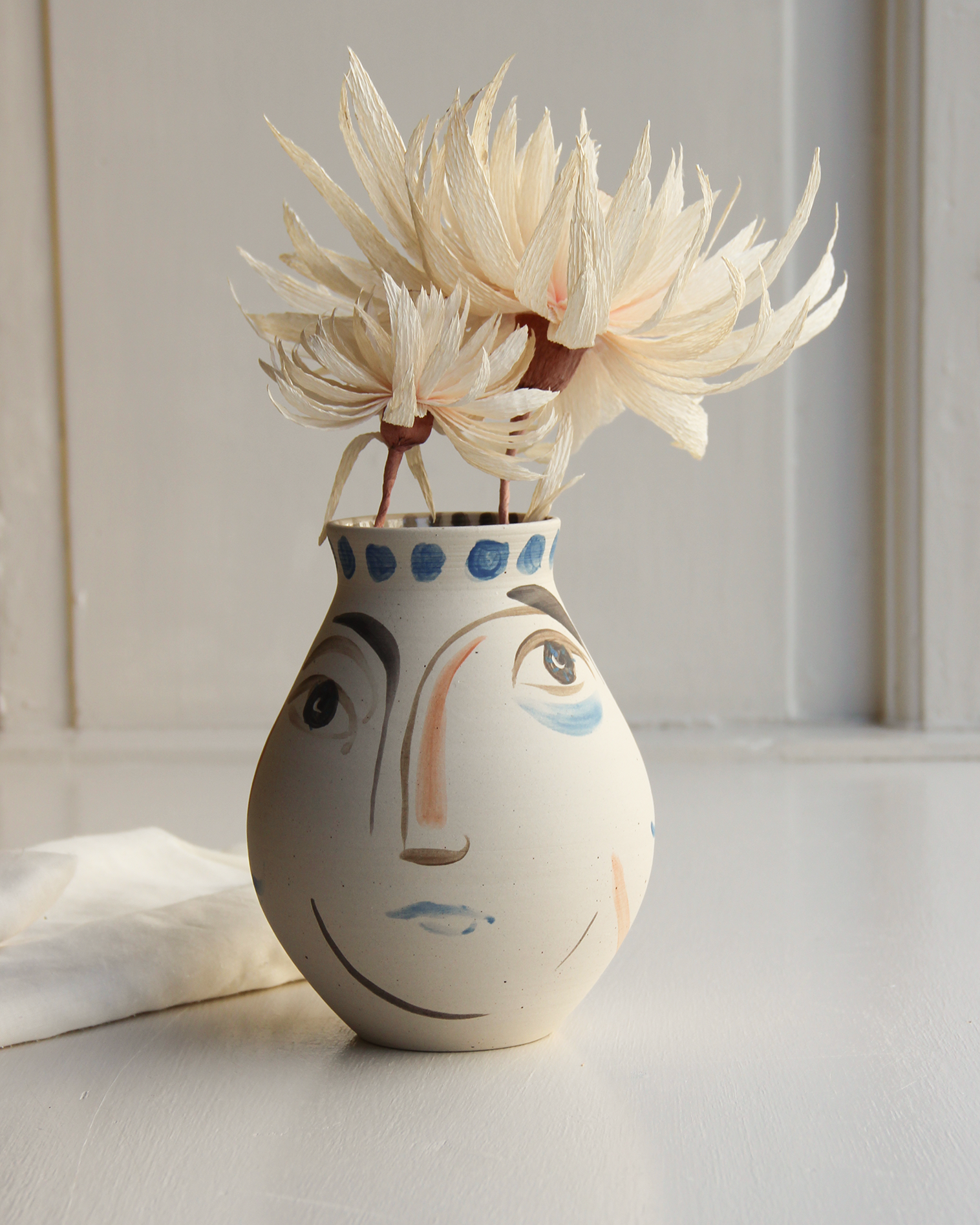 Vase_bluedots_05.png