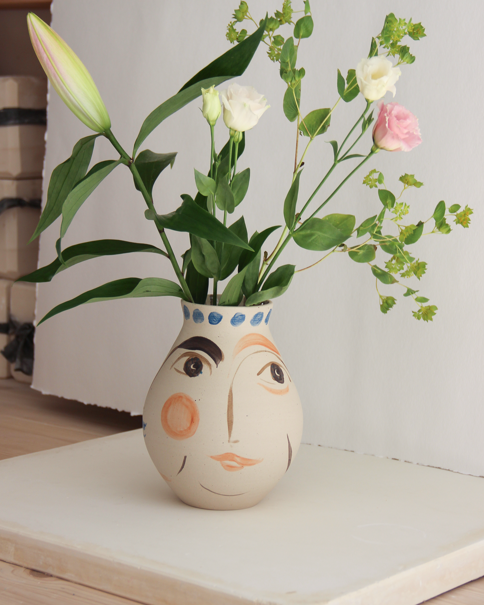 Vase_bluedots_04.png