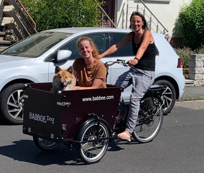 Die CDU Bad Vilbel hat beim Stadtradeln mitgemacht: Fraktionsvorsitzende Irene Utter, JU-Vorsitzende Deliah Eckhardt und ihr Hund „Chubby“ unterwegs. Foto: CDU Bad Vilbel