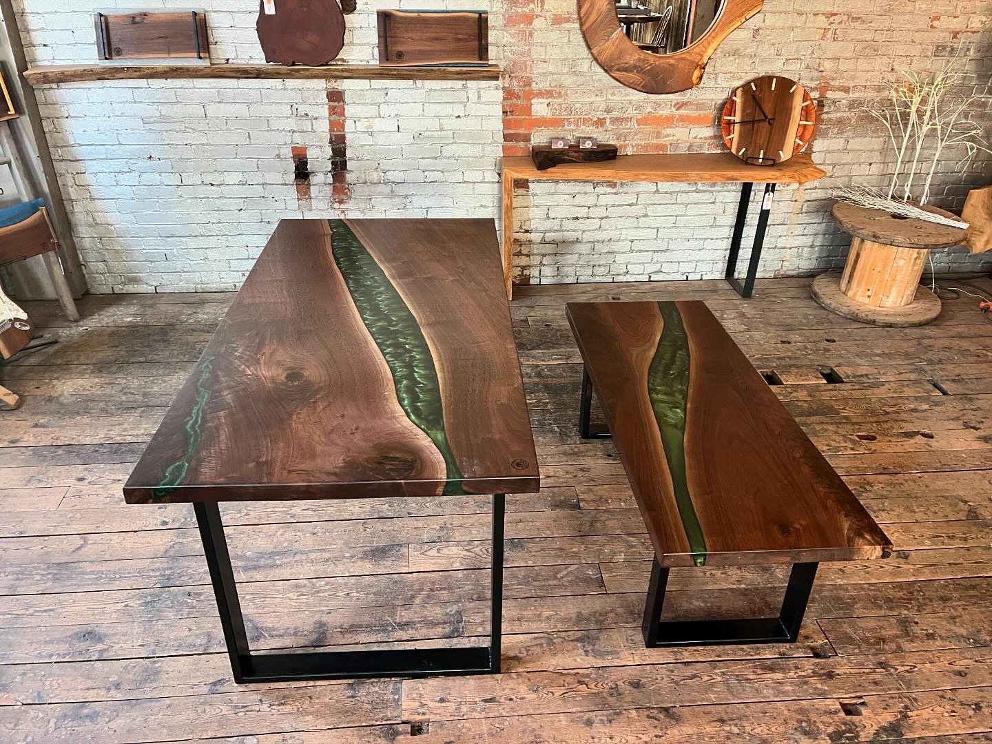 Matching desk and coffee table in #eyecandypigments Bonzai Green. #magicresin #rubiomonocoat #rivertable #woodart