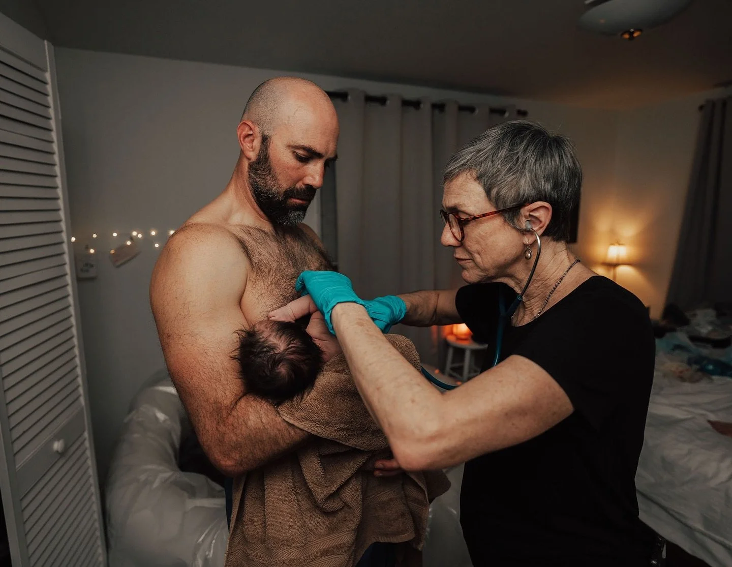 Get yourself a midwife that starts their newborn exam while dad is holding them 🥹 

#boulderbirthphotographer #boulderbirth #denverbirthdoula #homebirthmidwife