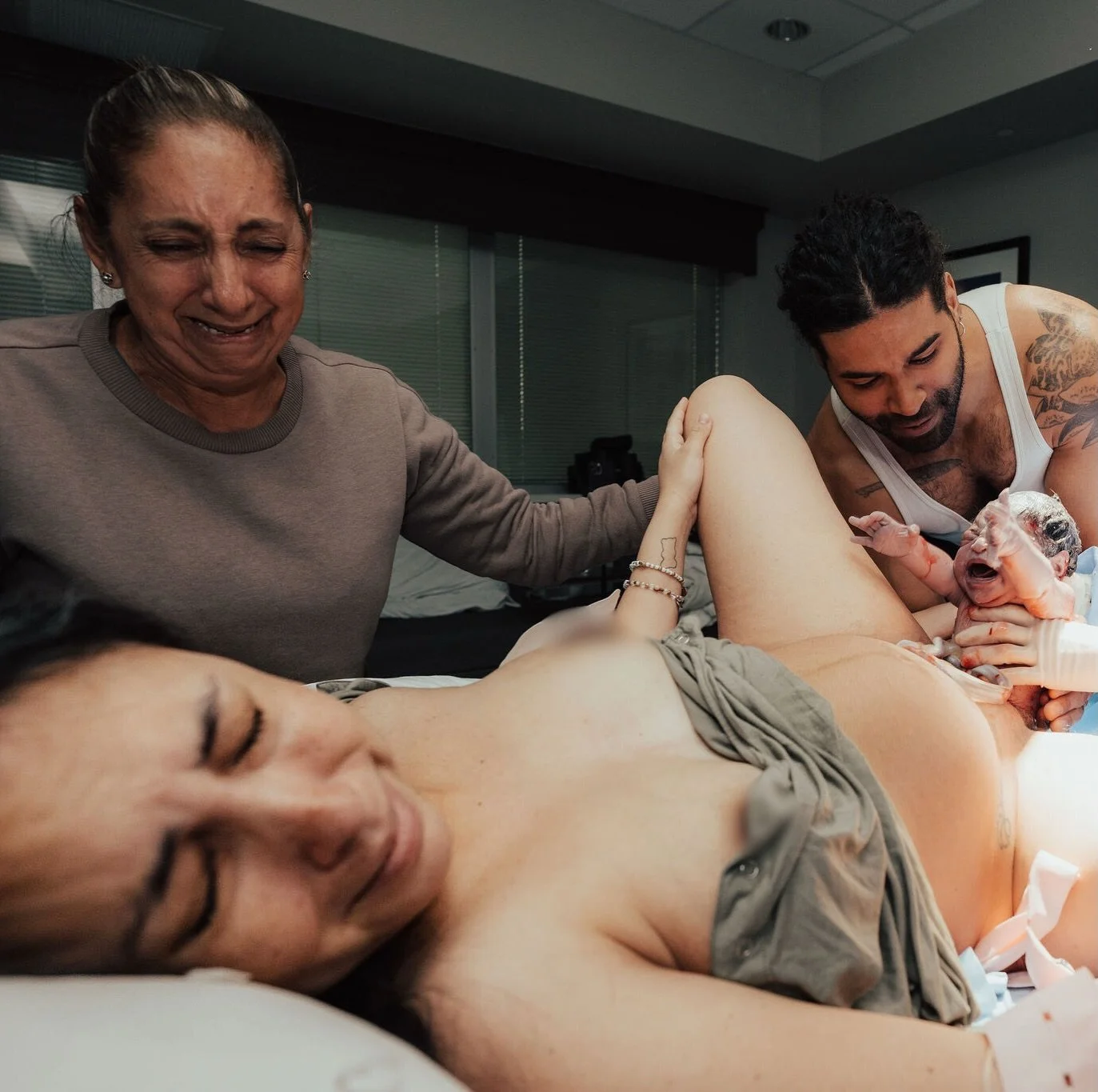 This photo gets me everytime 😩😭 A baby entering the world, a woman becoming a mother, and a grandmother witnessing her daughter step into that same role &mdash; generations woven so beautifully together in a single breath💛 #birthphotography #famil