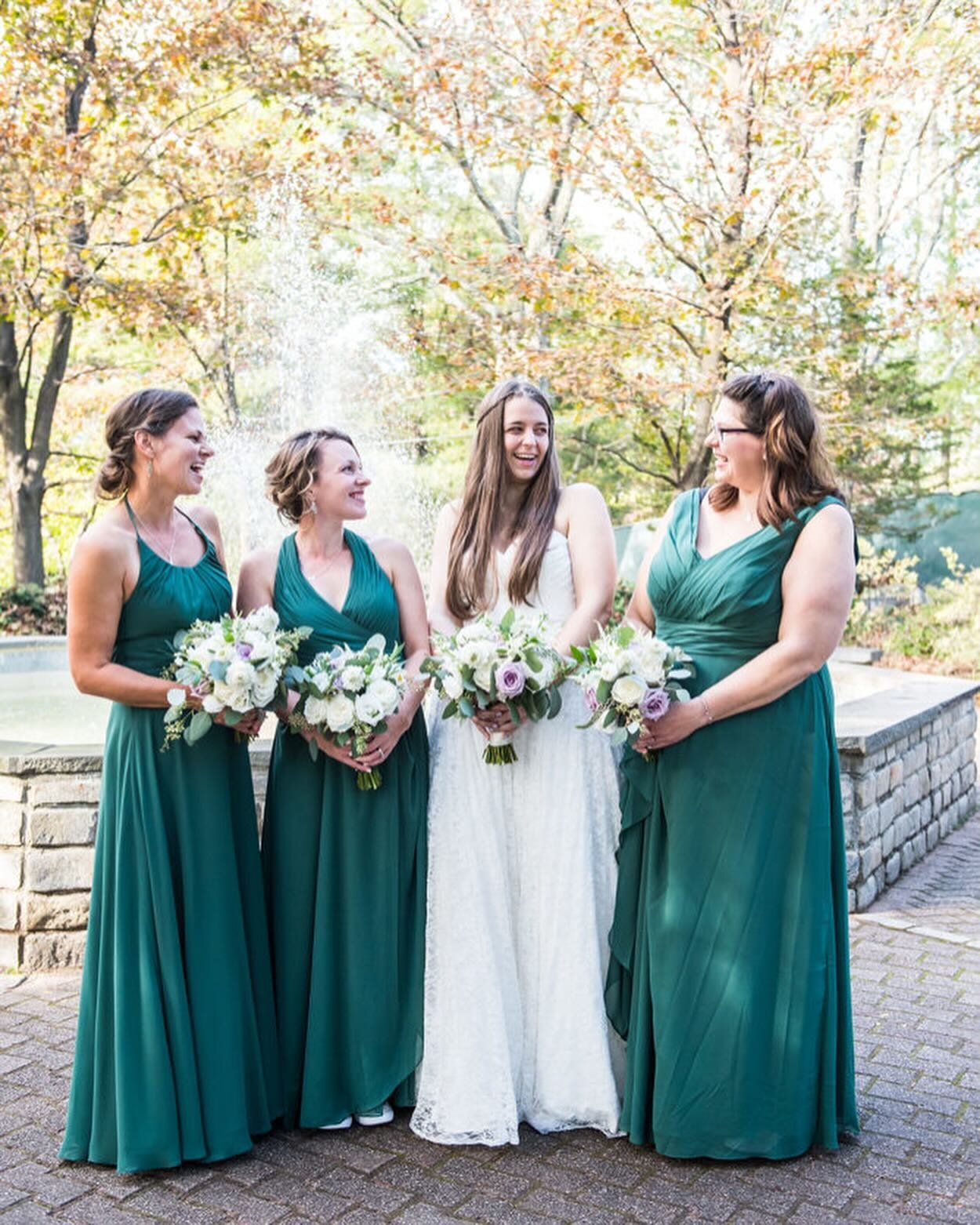 Spring vibes 
.
.
.
#bridalparty #bridesmaids #bridesmaidsdresses #greendresses #zoowedding #springvibes #ctweddings #ctweddingphotographer