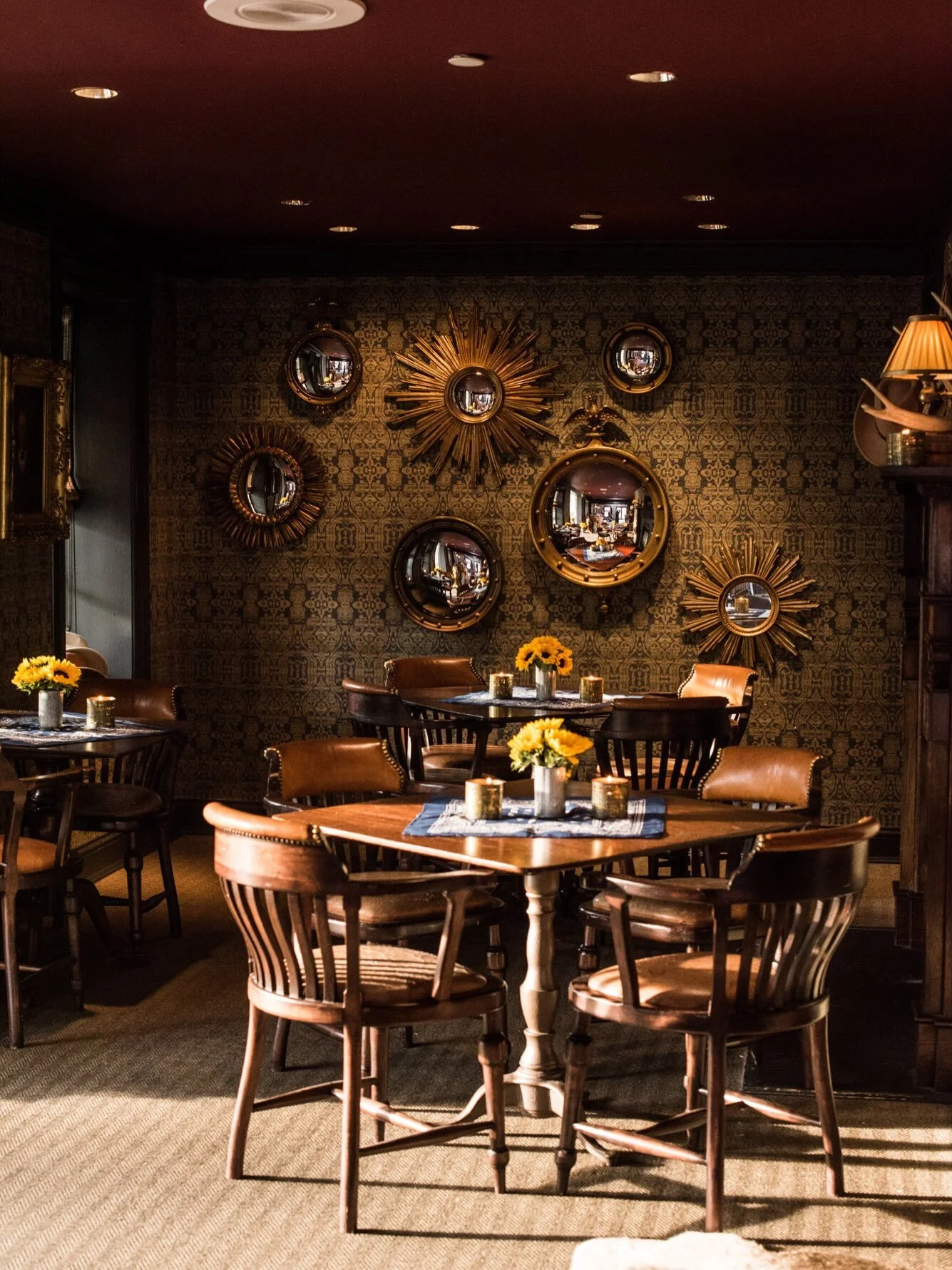 Talk about #westerndecor with taste. The taproom @mayflowerauberge fits the bill 100% and the staff knows how to pull it. Everything had a perfect placement. Nothing over the board. I mean, even the signature drinks had a signature glassware&hellip; 
