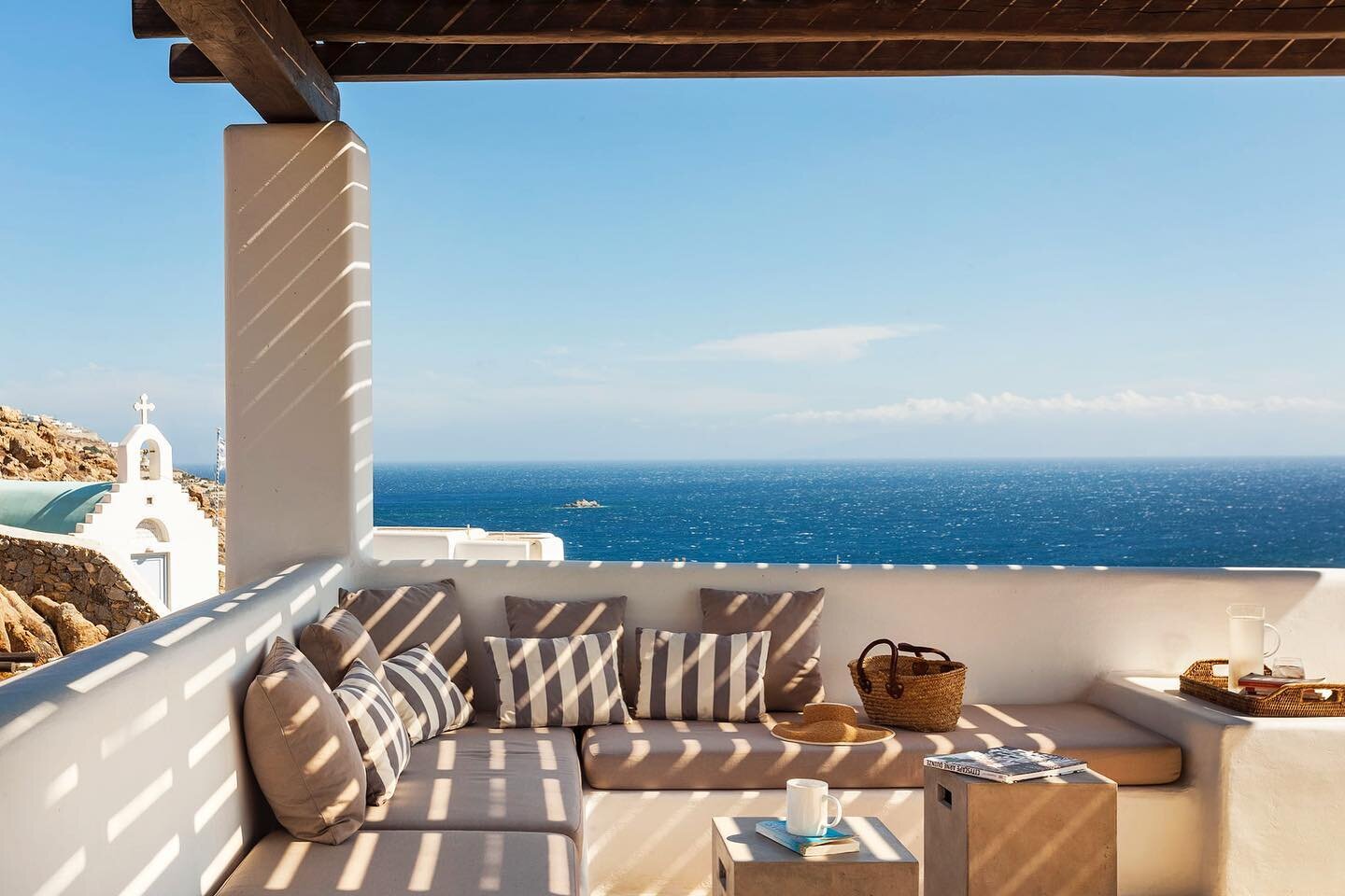 Feeling the summer closing in ☀️ Who is ready for a midsummer nap? 

#villastjohn #summeringreece #aegean #summer #views #blue #mykonos #cyclades #greekislands #visitgreece #summerrental #rentalproperty #venue #infinitypool #outdoorfurniture #yingyan