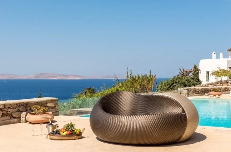 Couldn&rsquo;t you stare at this view all day? 🍍🍹#villastjohn #summer #aegean #blue #sunset #mykonos #cyclades #greekislands #summeringreece #visitgreece #summerrental #rentalproperty #venue #infinitypool #outdoorfurniture #yingyang #architecture #