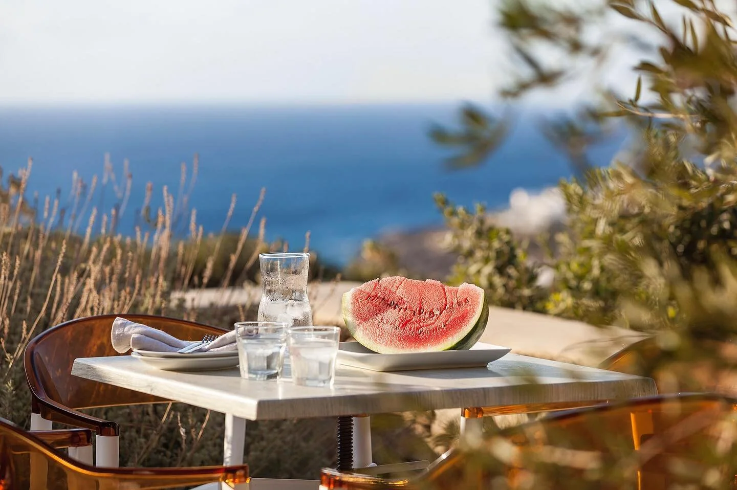 Nothing more refreshing that a slice of watermelon and a view of the Aegean

#villastjohn #summer #views #refreshment #juicy #watermelon #mykonos #cyclades #greekislands #summeringreece #visitgreece #rentalproperty #summerentals #architecture #design