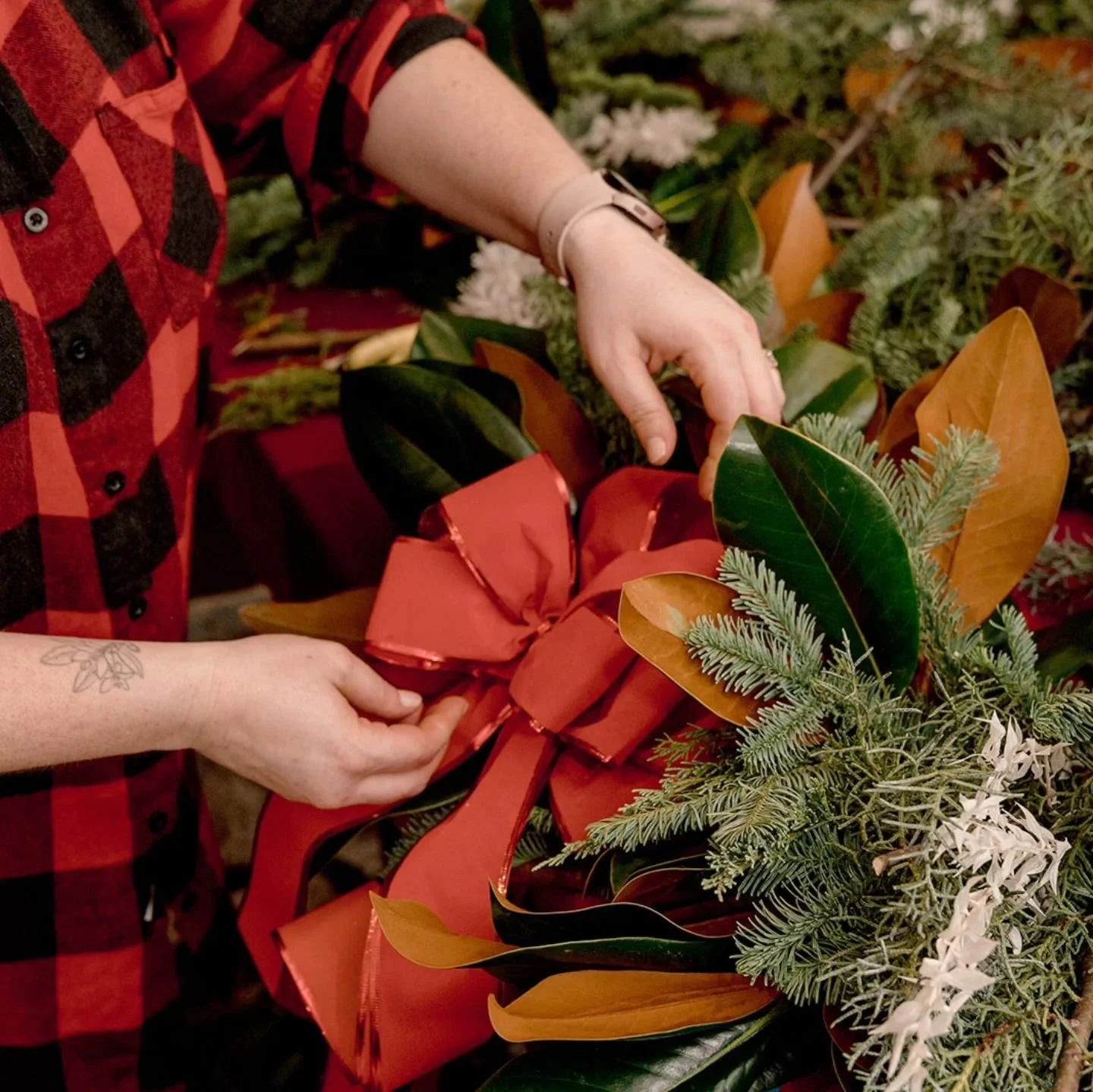 Want to celebrate the holidays with crafts, cocktails, and community? Join us next week at @thehuttonjc for a fun evening together and create your own fresh evergreen holiday wreath for your home! Tickets are going fast. We only have 6 spots left! Do
