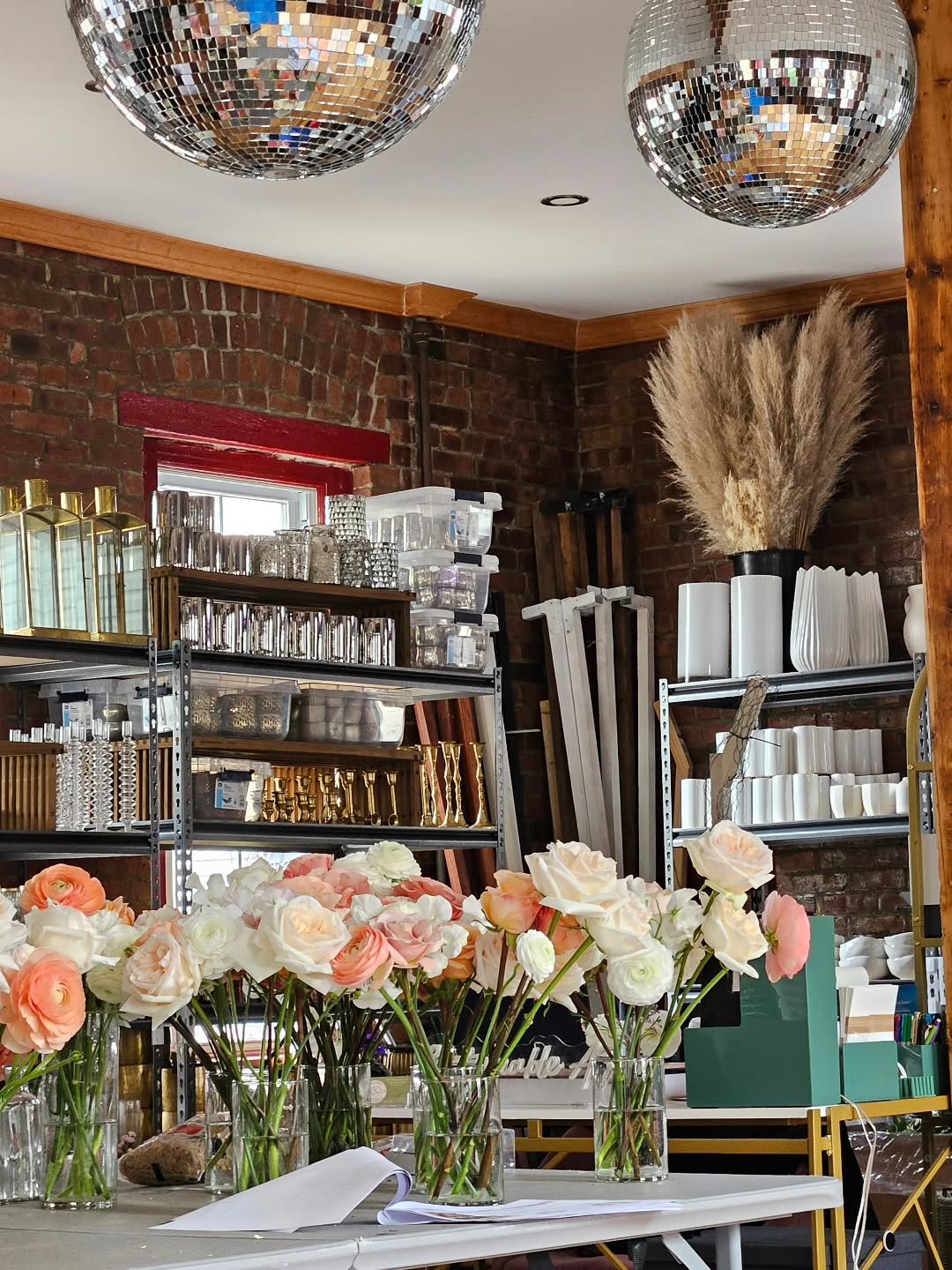 We design for couples who notice the negative space.

For those who believe beauty is not loud, it is intentional.

Floral design, to us, is sculpture.
A wedding, a temporary world.

If you&rsquo;re dreaming of something elevated, immersive, and deep