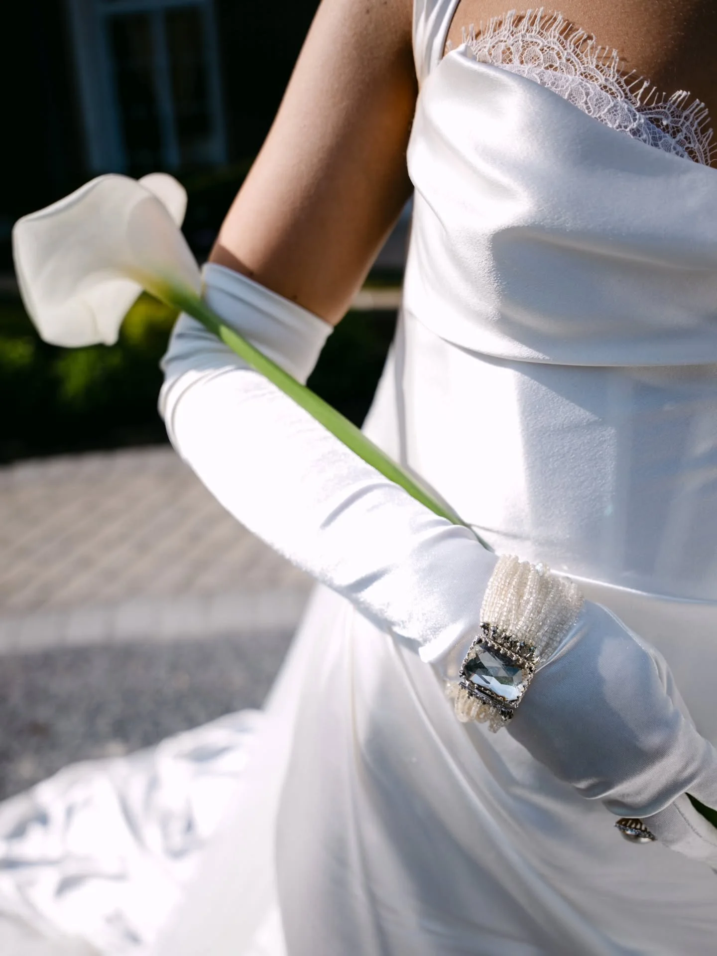 Sometimes one stem says everything. ✨ Dierdre + Jim brought an art deco vision to De Seversky Mansion and we designed every arrangement to match: structured, lush, and gilded.

📸 @alexrichardsonco
📹 @unveiledlovestories
🎶 @harttohartentertainment
