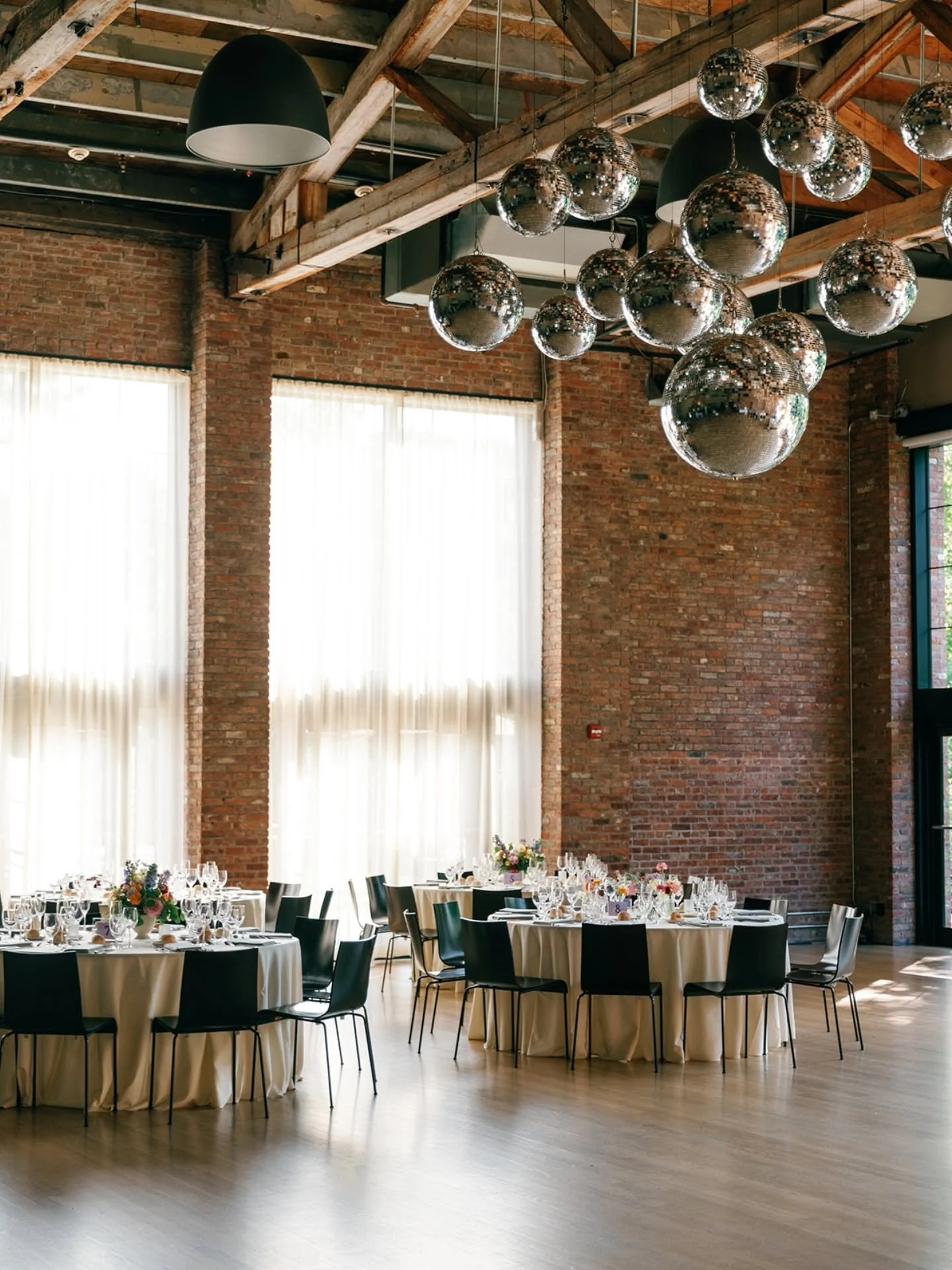 Every stem chosen with intention. Every arrangement designed to make the room feel like nowhere else on earth. This is what it looks like when florals are treated not as decoration, but as an experience.

📍 @roundhouseweddings 
📷 @nicoleclareyphoto