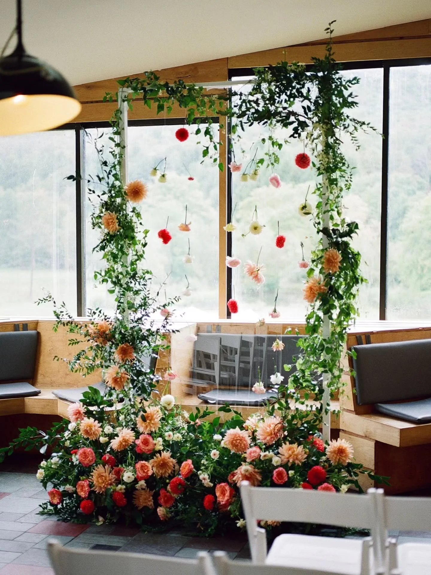 The DeBruce in late Summer light, designed to feel as though the garden simply grew into the room.

📍 @thedebruce
🍽 @fostersupplyhospitality
📋 @skylararden
📸 @courtneyleeweddings

#apetaltopeddle #thedebrucewedding #catskillswedding #realweddings