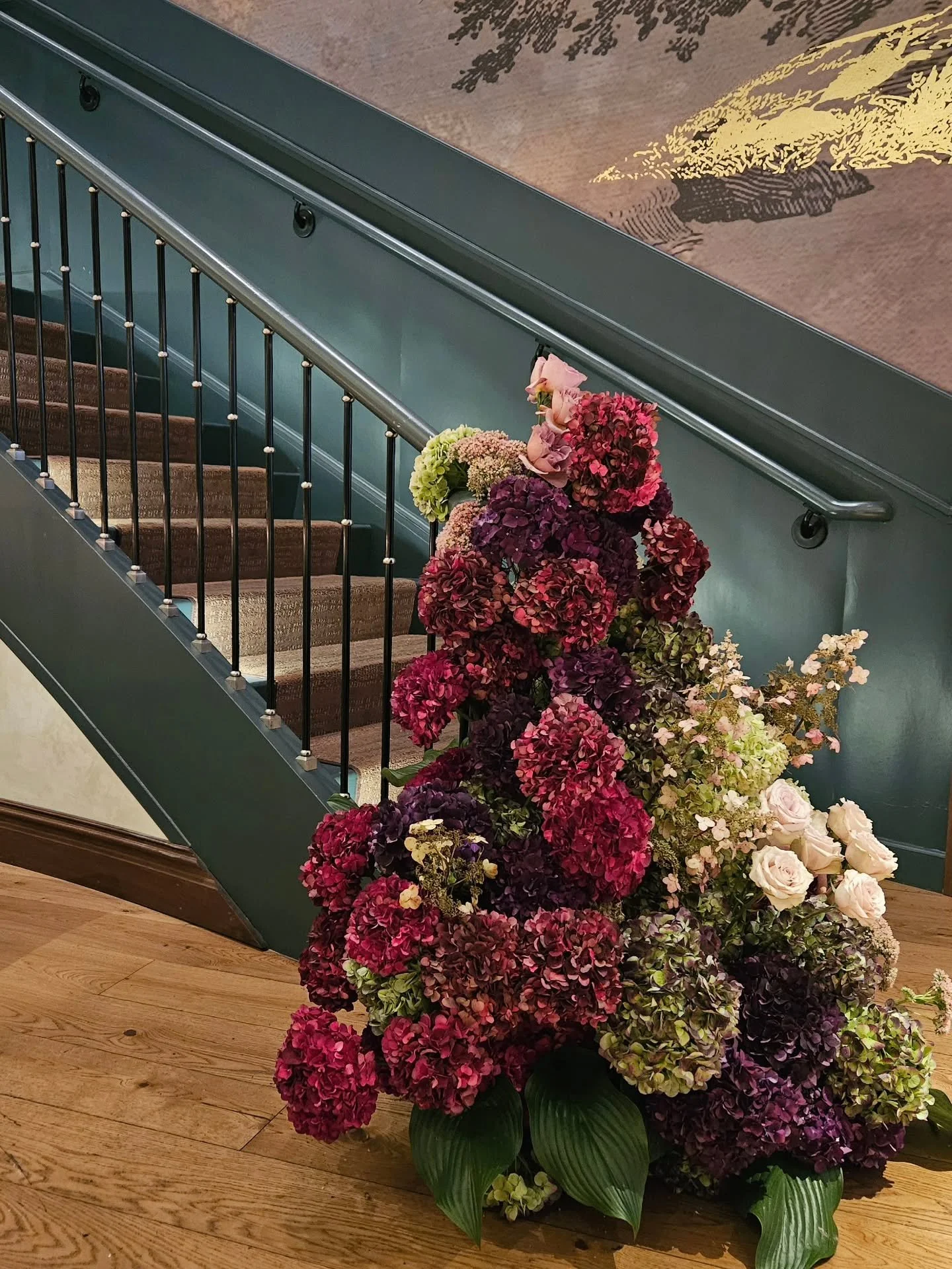 Installation so good it needed it's own spot on the grid. 😜

#bespokeweddingdesign #luxuryweddingflowers #dutchhydrangea #septemberwedding #custominstallation

NJ wedding florist &bull; Red Bank wedding florist &bull; restaurant wedding design &bull