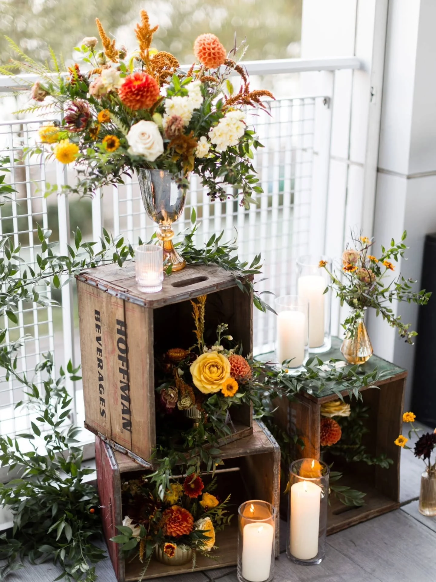 Rooftop energy, Hoboken skyline, and florals designed to match the moment. A look at a wedding at Lulu's Lounge in the W Hoboken, styled with a foam-free approach. Swipe for the details, and save this if you're planning a celebration on the Hudson wa