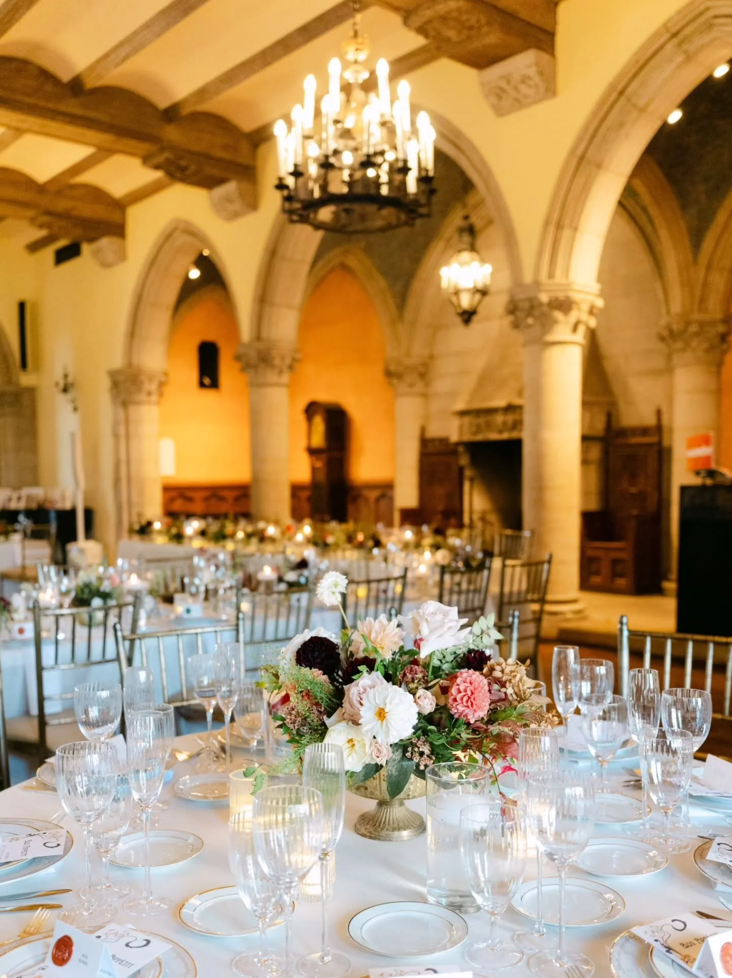 Gothic arches + bespoke floral design = ❤️&zwj;🔥

V+V had an iconic vision for the historic @riversidenyc last Fall. Textural designs in the most beautiful elevated seasonal palette spoke to their personal style and story.

Over the months we worked