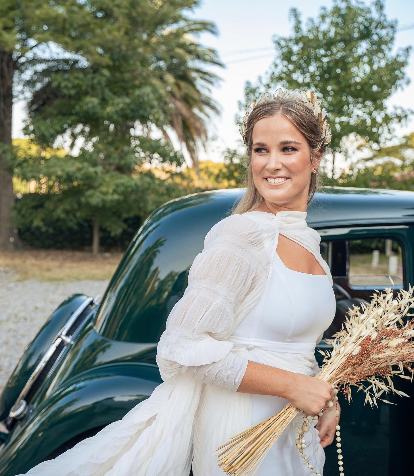 Llegaron las fotos de @nanisanguinetti ! Les compartimos el 360&deg; se su vestidazo a medida. Trabajamos, cortamos y creamos directamente sobre el cuerpo dise&ntilde;ando un vestido de l&iacute;neas modernas llenas de romanticismo. 

Un proceso aluc