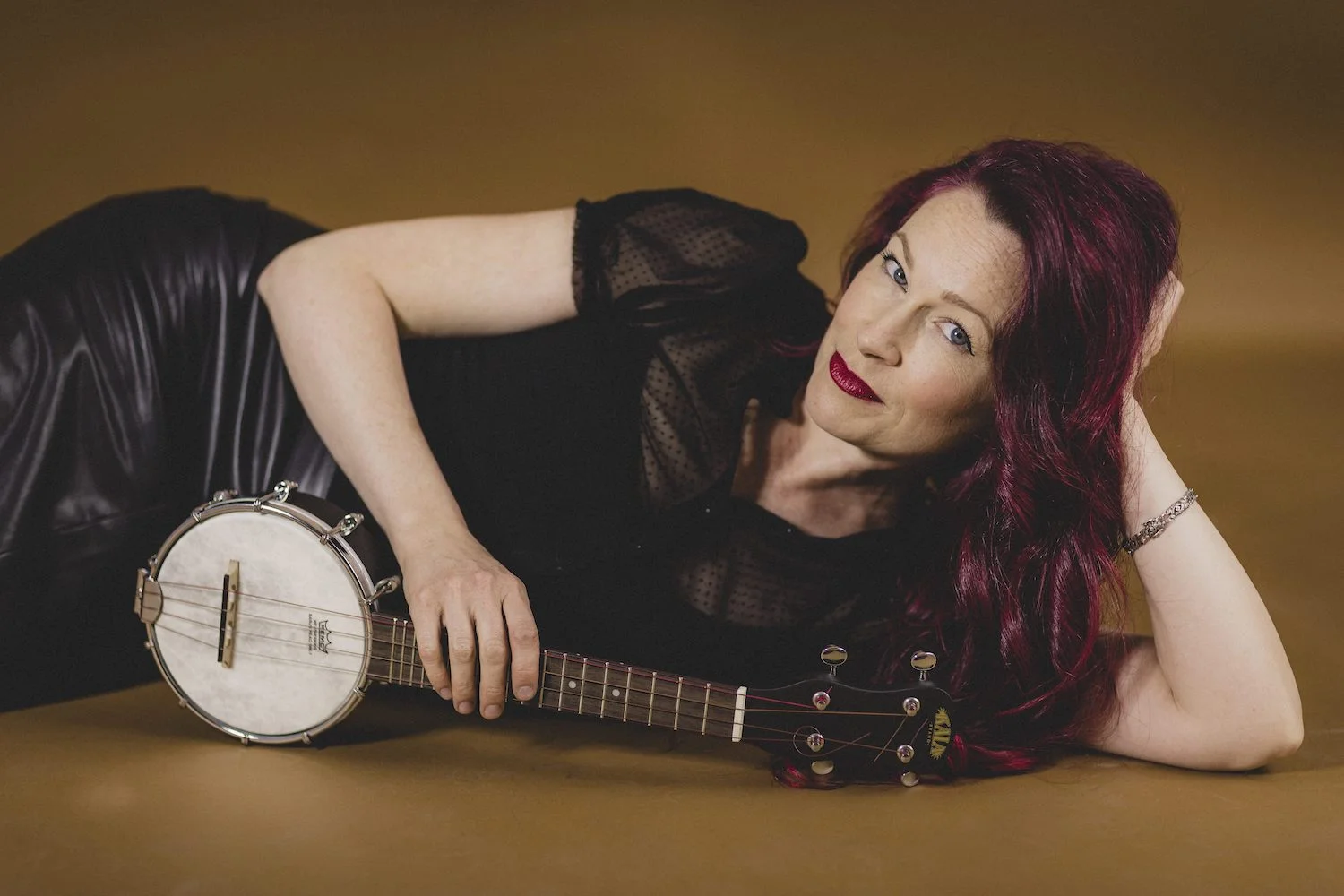 12renee_banjolele_floor.jpg