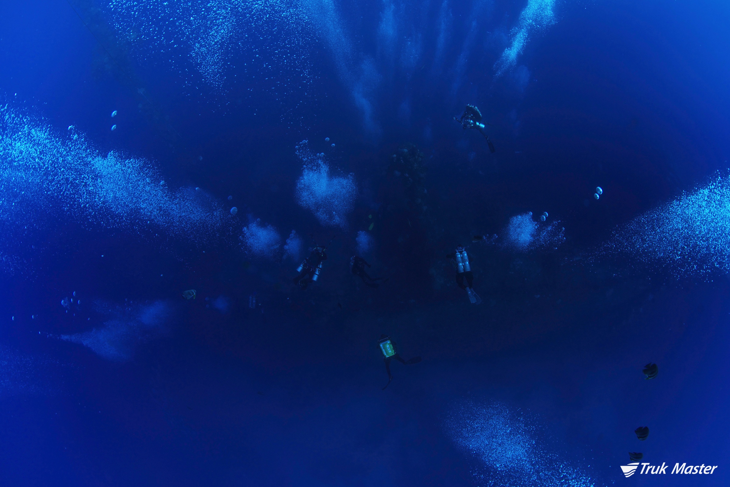 105Hoki Maru Divers Descend.jpg