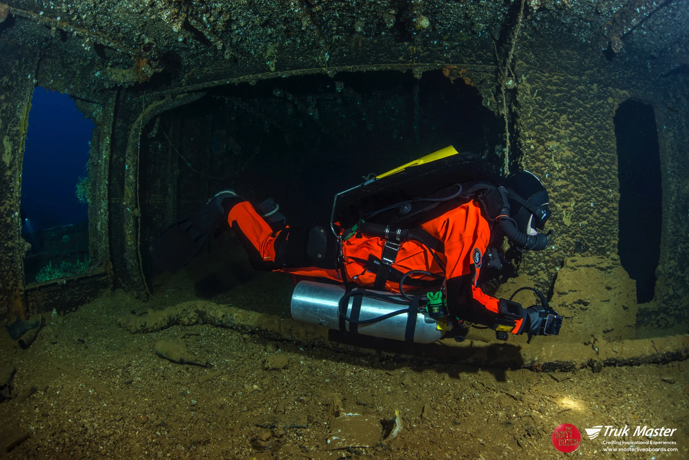 diver-inside-shotan_001.jpg