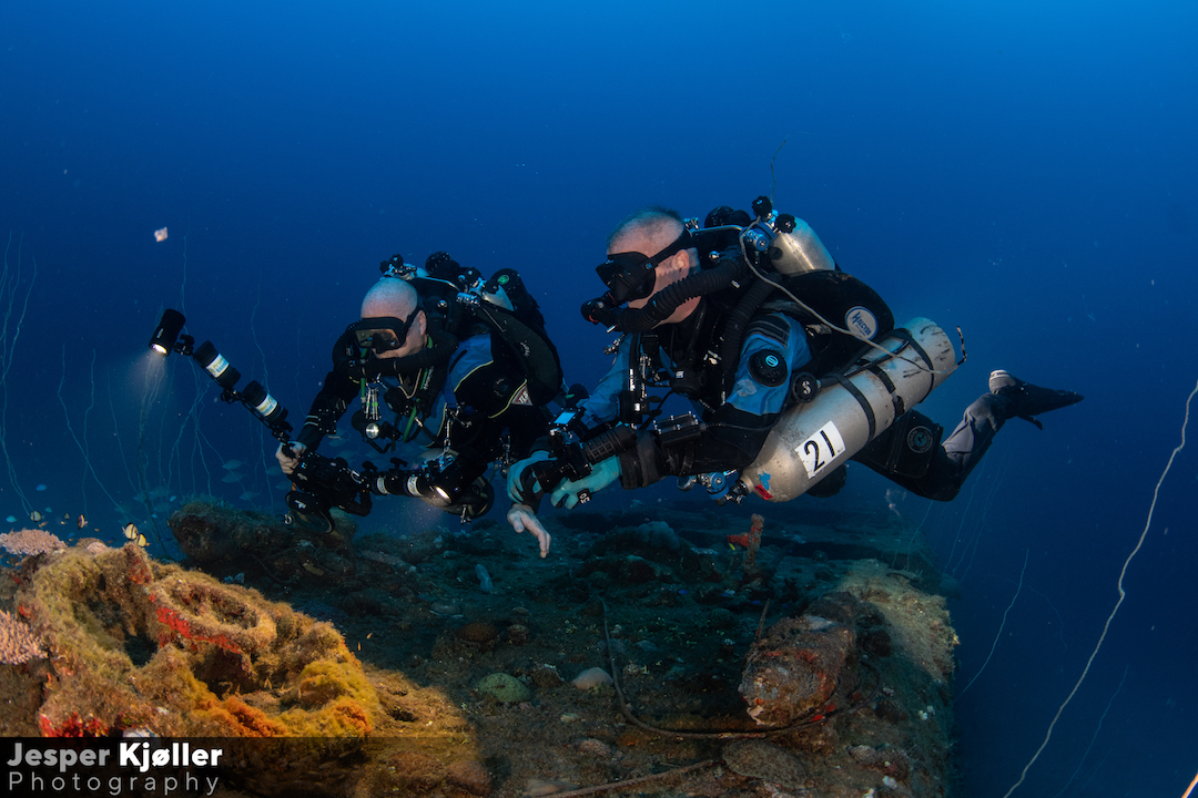32USS Apogon Divers Photographing.jpg
