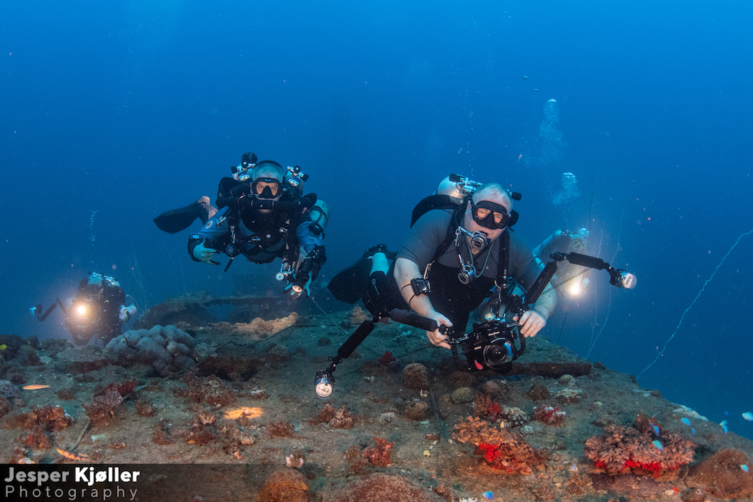 33USS Apogon Divers Together.jpg