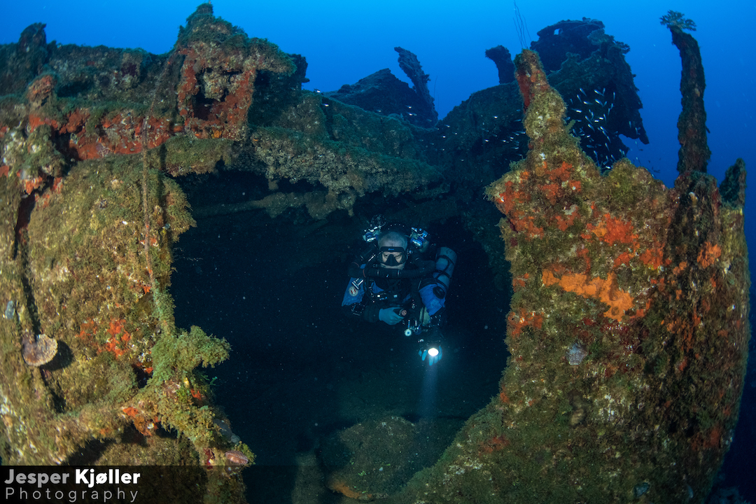 80USS Lamson Diver Exiting.jpg