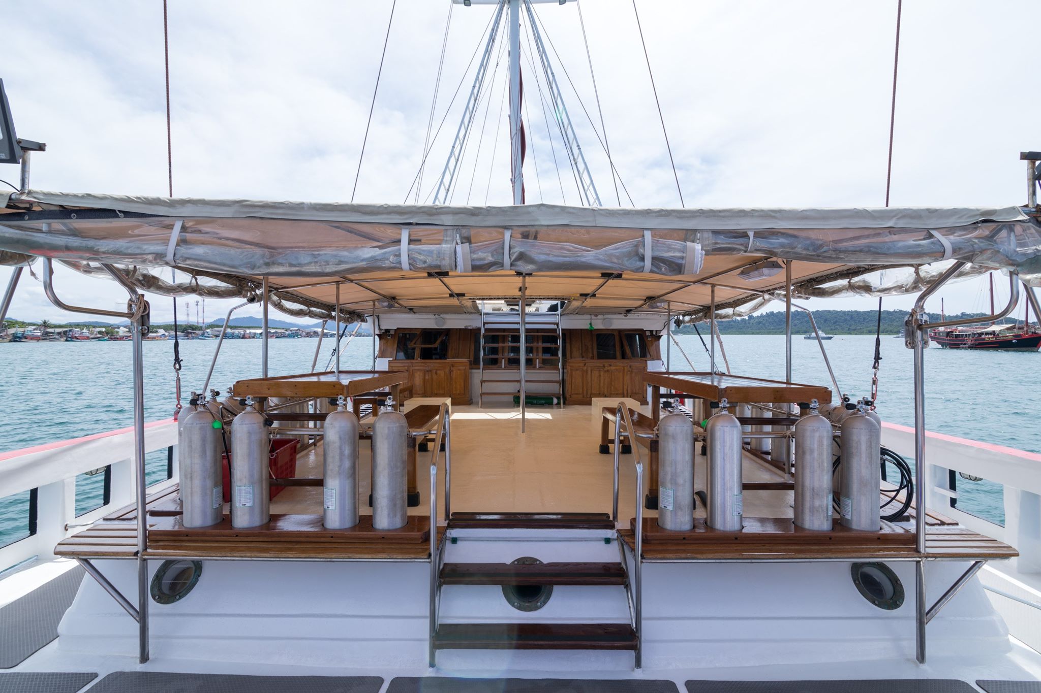 dive-deck-2-freediving-liveaboard.jpg