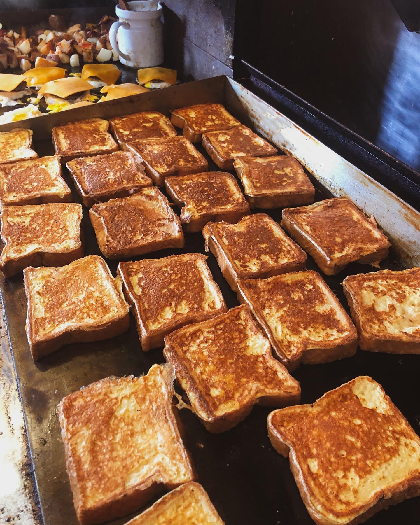 Me: &ldquo;I&rsquo;ll have the french toast sandwich&rdquo;
Everyone else: 👀

Breakfast as usual this weekend! Saturday &amp; Sunday, 8-1pm. #bestbreakfastinthecatskills #maplefarm #upstateny #farmfresh