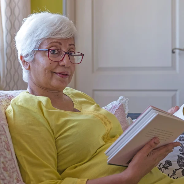 Older_woman_reading_book.jpg