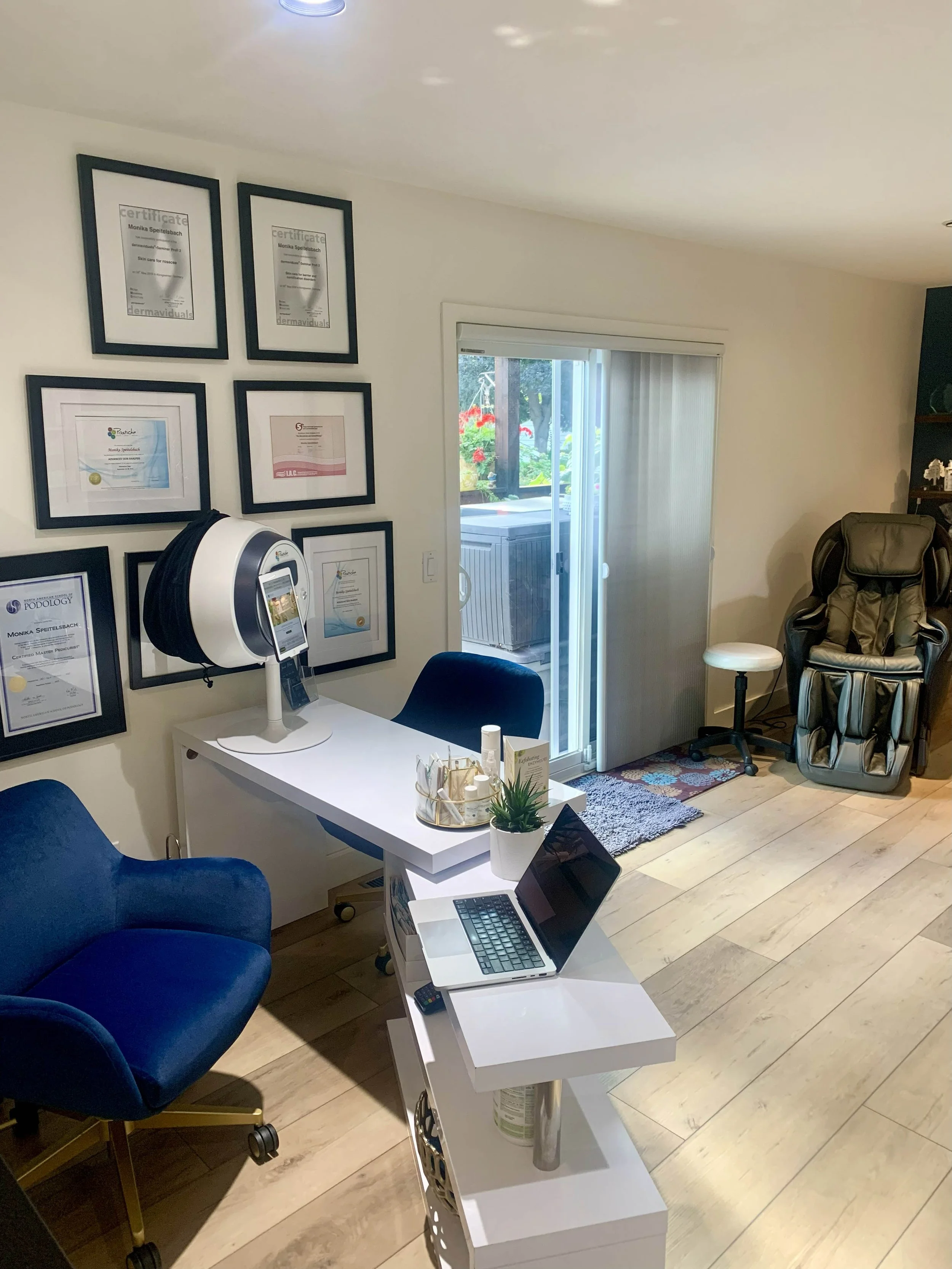 Simply Skincare Manicure Table