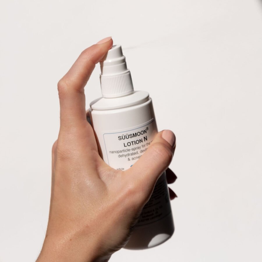 1600x1600_dermaviduals_suusmoon_lotion_N_model2-900x900.jpg