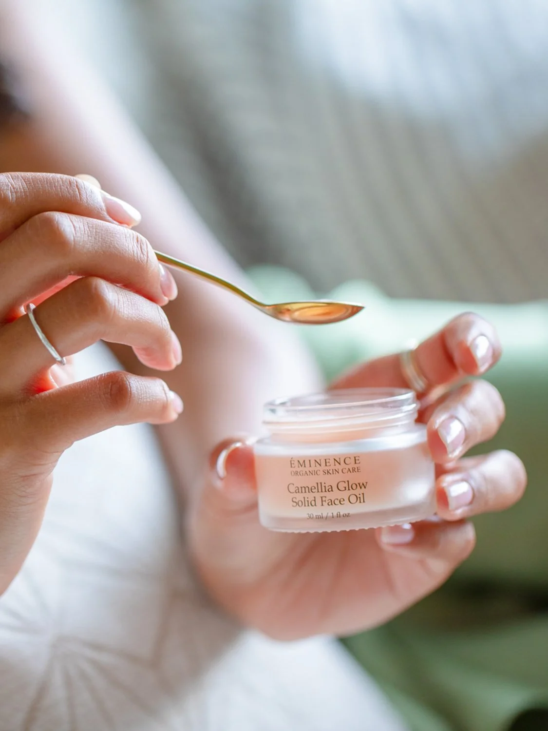 EM133-2133-camellia-glow-solid-face-oil-pdp-library-image-2-1125x1500.jpg