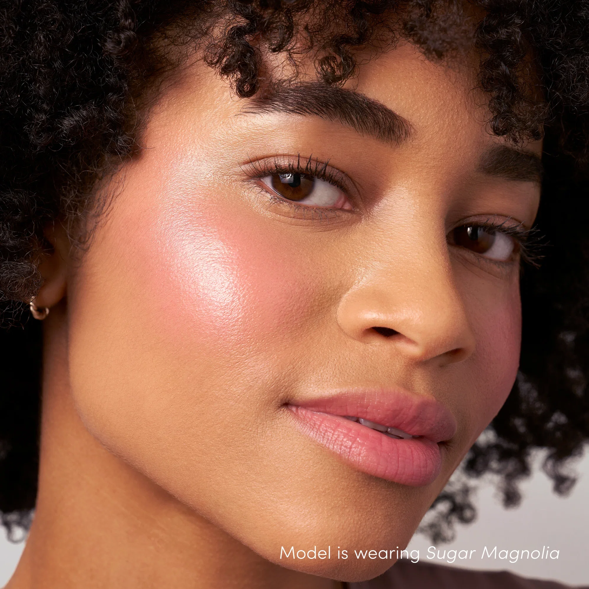 ColorLuxe_LiquidBlush_ModelBeautySugarMagnolia_01_2000x.webp