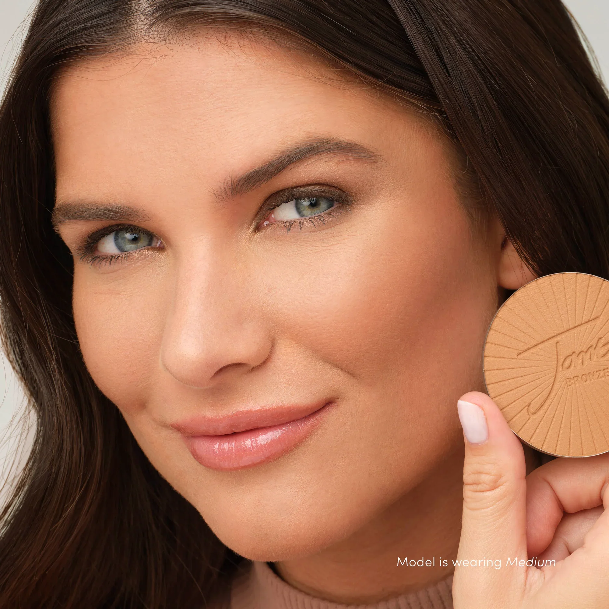 MatteBronzer_ModelBeauty_PDP-02_2000x.webp