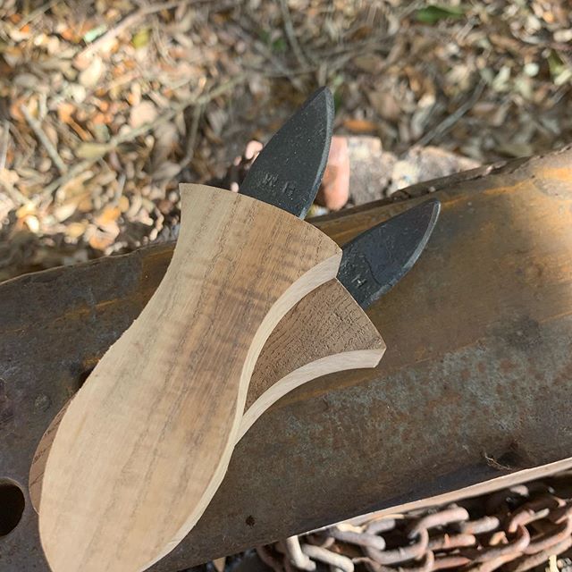 The new batch of oyster knives is in the works. Taking longer than o expected. School is taking a lot more time than I expected. .
.
.
.
#charlestonchef #charlestonfood #oysters #local #lowcountrycraft #lowcountry #seafood #handmade #forsale #hardwor