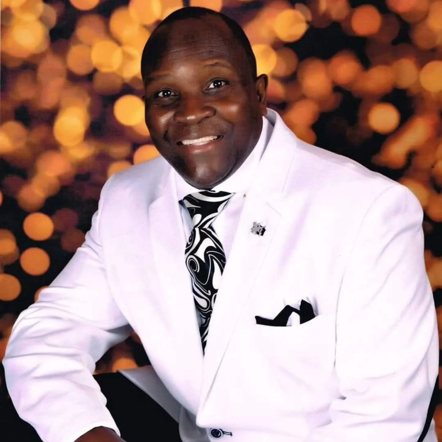 Can't let this day go by without acknowledging your strength,  your wisdom,  your contagious laugh, your ability to find God's redeeming hand in EVERY SITUATION. 

HAPPY BIRTHDAY DADDY!