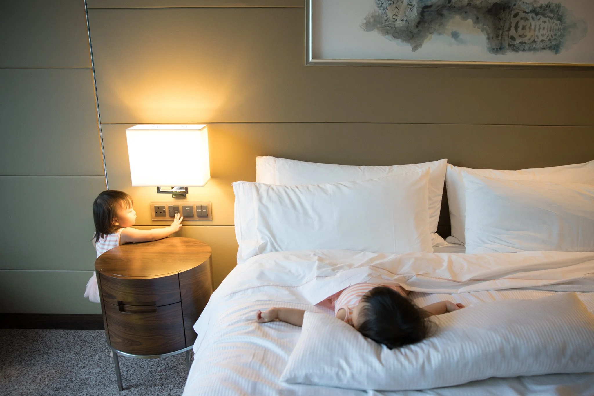 Lauren turning off the lights so that her sis could have a good rest...