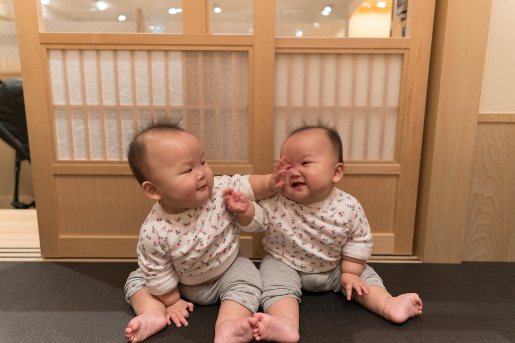 'Get off my face!' - Dinner time brawl