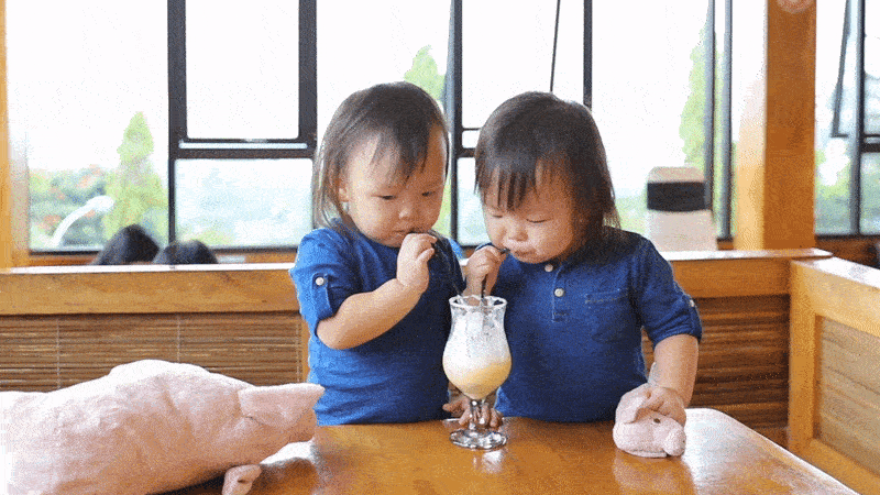 For dinner, we headed to The Stone Cafe where the kids got to share their first milkshake (brainfreeze as a result!)