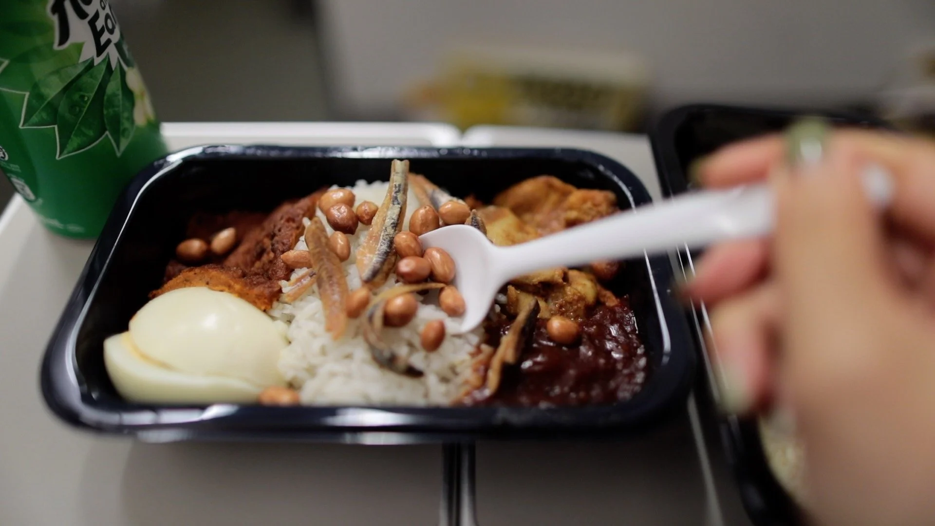 Save S$4 by pre-ordering your hot meals online!