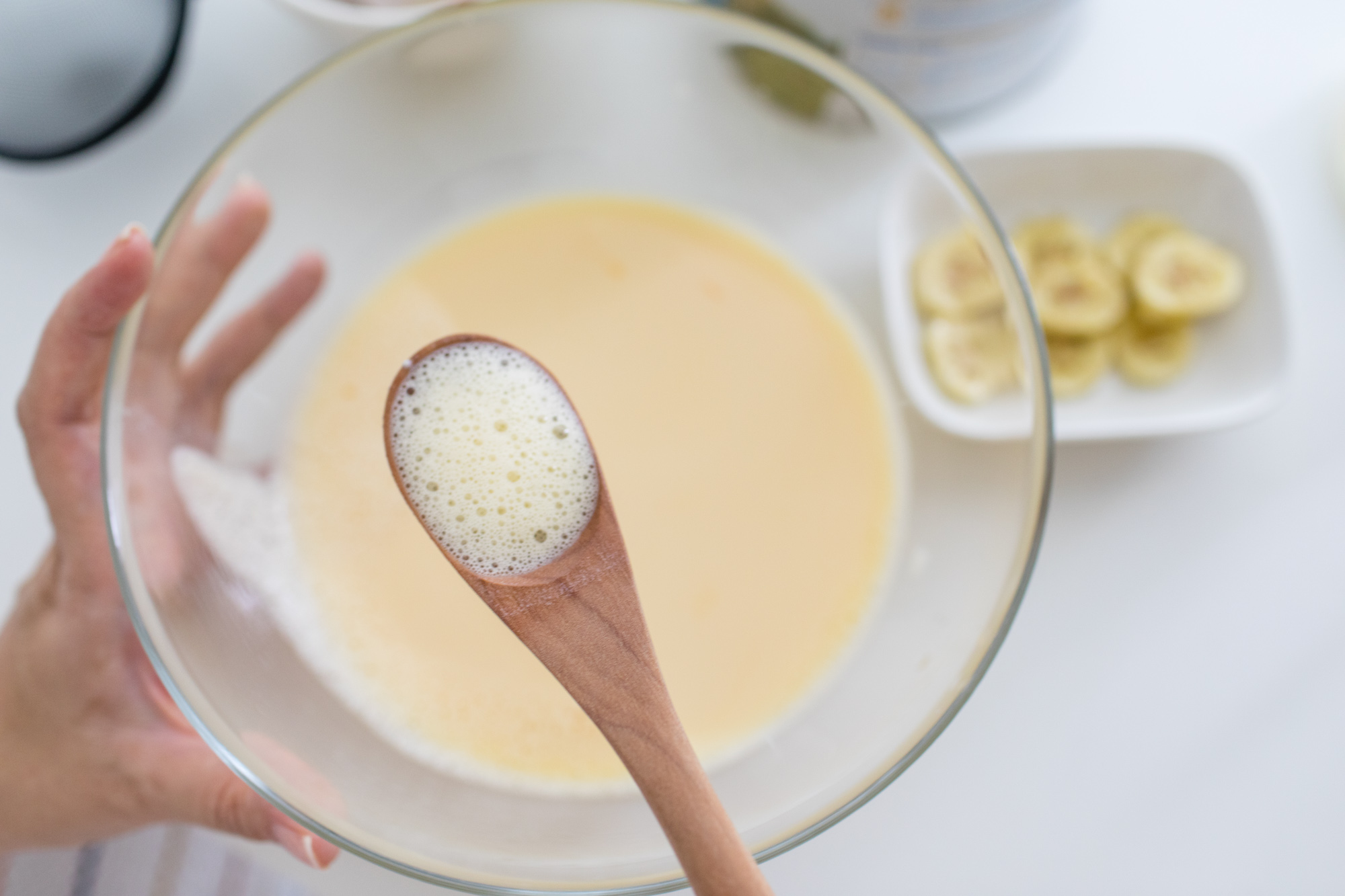 Using a spoon, remove the excess foam so that the pudding will come out smooth with no air pockets on the surface after steaming.
