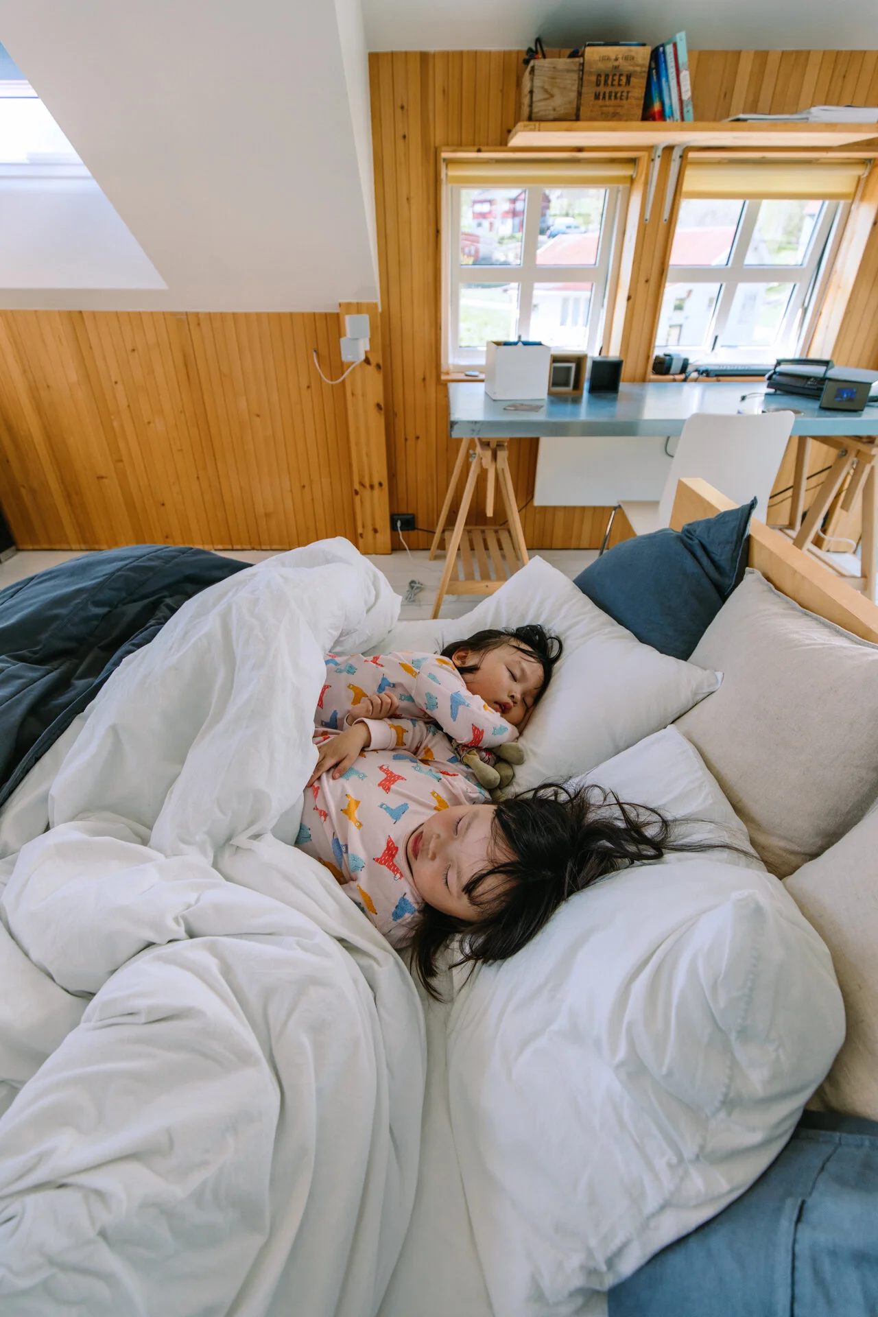 Look at these two who can’t let go of one another even in their sleep!