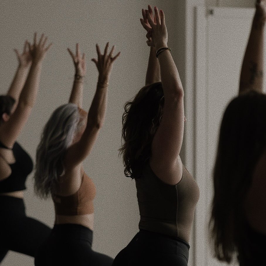 Starting next week :
New people in new spaces🏹
Monday 10:45a DIRTY 30 &mdash; @katiemannfitness 
Wednesday 8a Fusion &mdash; @ali.in.bloom 

Always shifting 🌿 always morphing. 
It&rsquo;s what we do, it&rsquo;s who we are. Meet them there, move the