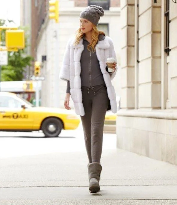 white mink coat, coffee in Park Avenue - NY #minkcoat #whitemink #annabella #annabellapavia #since1957 #italianbrand #madeinitaly #luxurybrand #fursfashion #furs