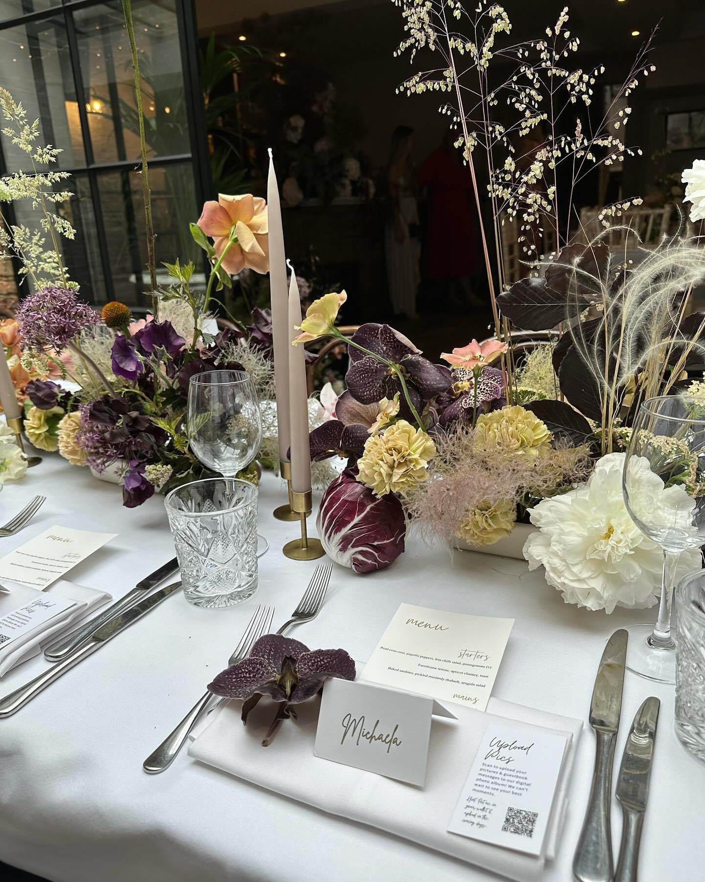 🍆🥬🍇 for Kirstin &amp; Roberts SA inspired &lsquo;florals that don&rsquo;t look like florals&rsquo; wedding was a totally refreshing vibe! 

Mostly behind the scenes but with some gorgeous snaps 📸 by @lynnshapirophotography at @theharcourtlondon