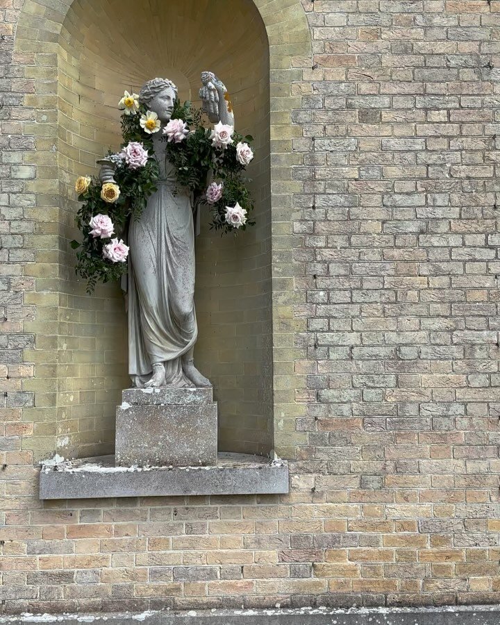 It&rsquo;s not just about an amazing brief &amp; stunning venue it&rsquo;s all the possibilities beyond that ✨

Surprise floral details and special behind the scenes moments.

#londonweddingflorist #somerlyhouse #weddingflorist #floraldesigner