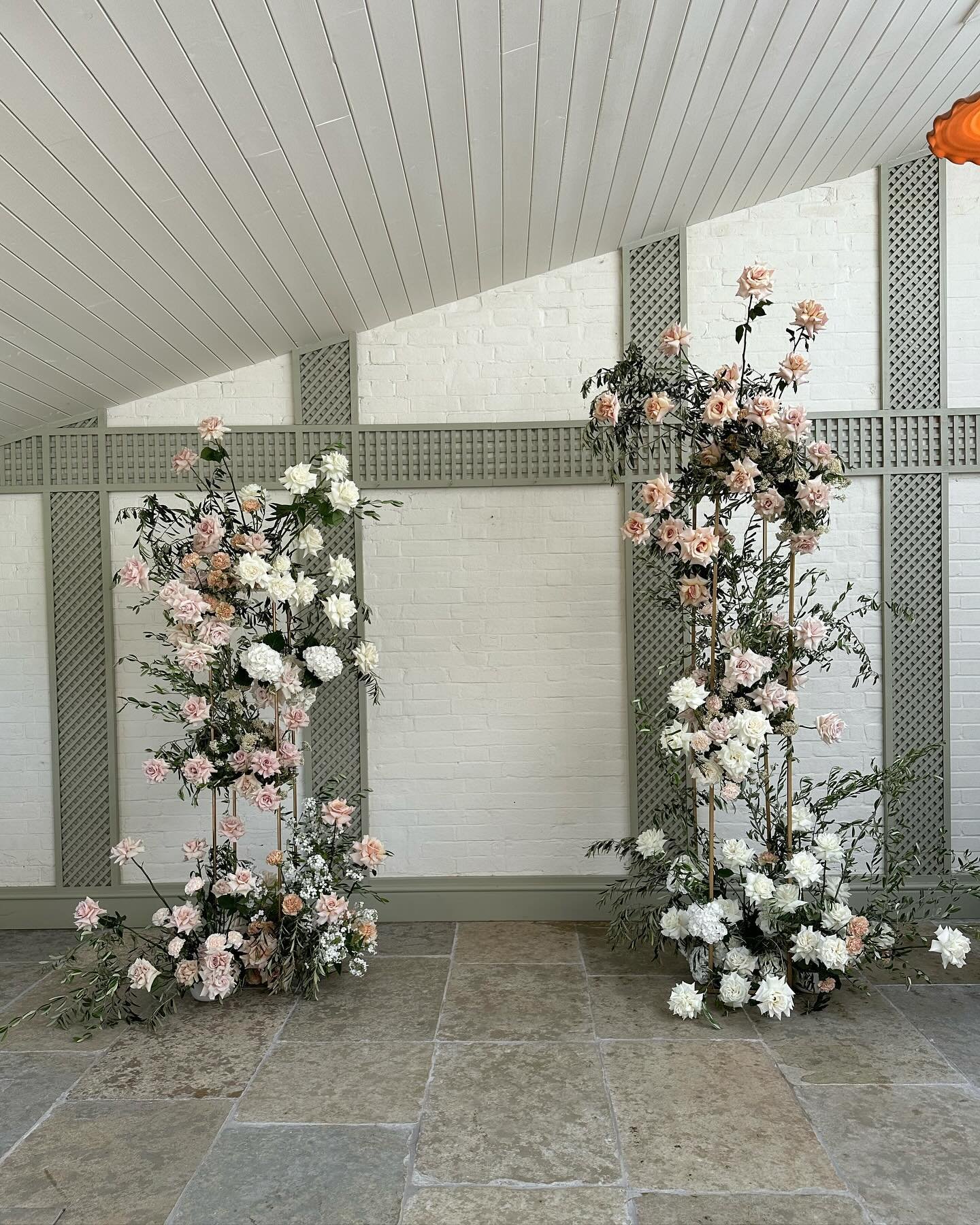 Olive green, peachy nudes and soft whites for Bec &amp; Henry at the stunning Kin House in the Cotswolds last May. A blissfully perfect spring day @kinhousewiltshire with the lovely @jenniferlouiseweddings. 

With thanks to the dream team @the_east_l