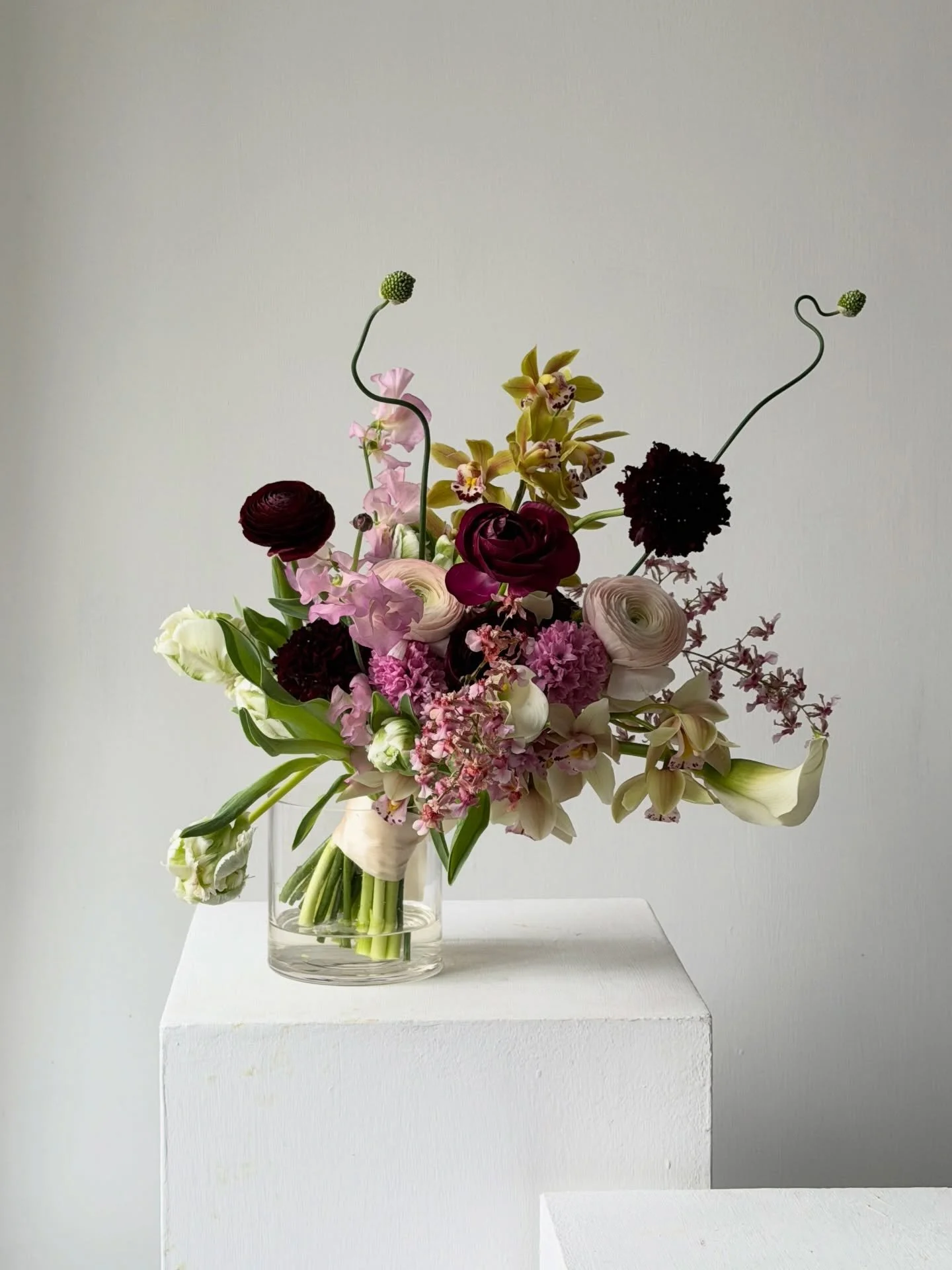 A week where the flower gods aligned for me 🙏🏼 with the most perfect oncidiums and cymbidium orchids for our first wedding of the year for our darlings Alice and Theo a couple of weeks an ago at @toklas_london.

Alices&rsquo; bouquet was full of hy