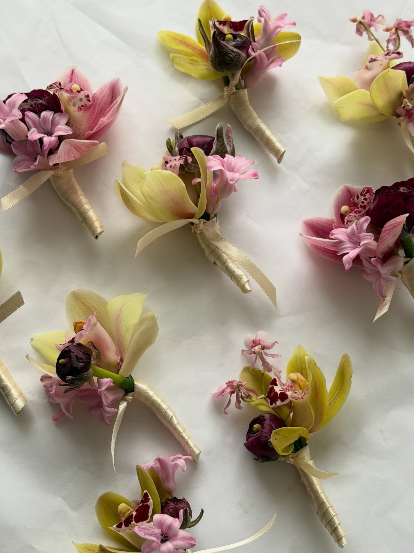 🐝🐝🐝🐝 🐝🐝 I&rsquo;m sorry I&rsquo;m completely obsessed with these boutonni&egrave;res 🫠 always my favourite part is the littlest details ✨

I spend ages&hellip; ageeeessss probably too much time tbh making sure they are absolutely perfect, wiri