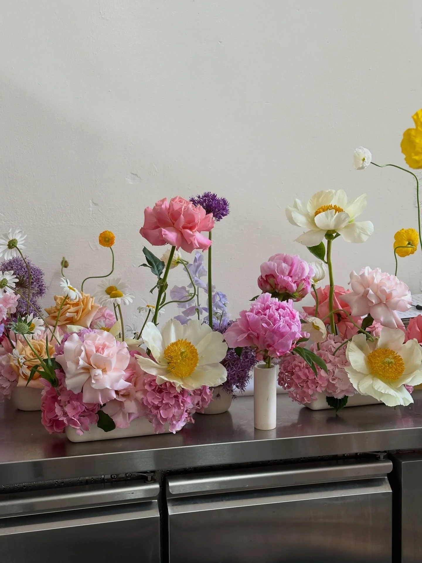 🌸⭐️🍑 All the perfect wiggly wobbly stems in these sweet  table meadows for Izzy &amp; Will at the lovely @wildbytart ✨✨✨

Thanks to Izzy &amp; Will their trust on this one🙏🏼🔮